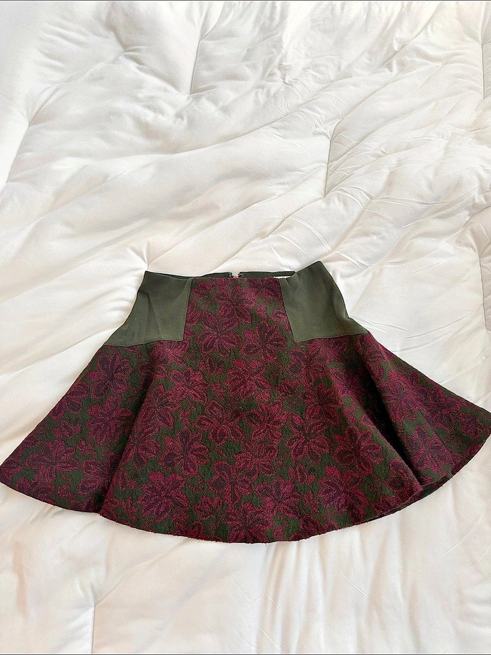 Alice + Olivia Floral A-Line Skirt in Black & Burgundy Like New